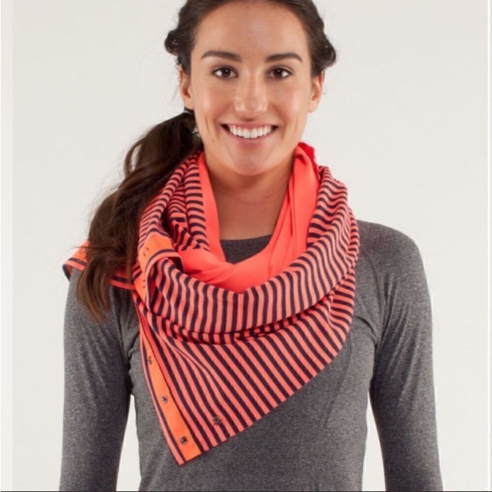 Lululemon Light Flare/Inkwell Blue Vinyasa Scarf!